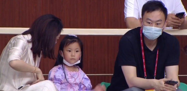 继续观察学习！浙江教练刘威葳带着妻子和女儿观看了决赛