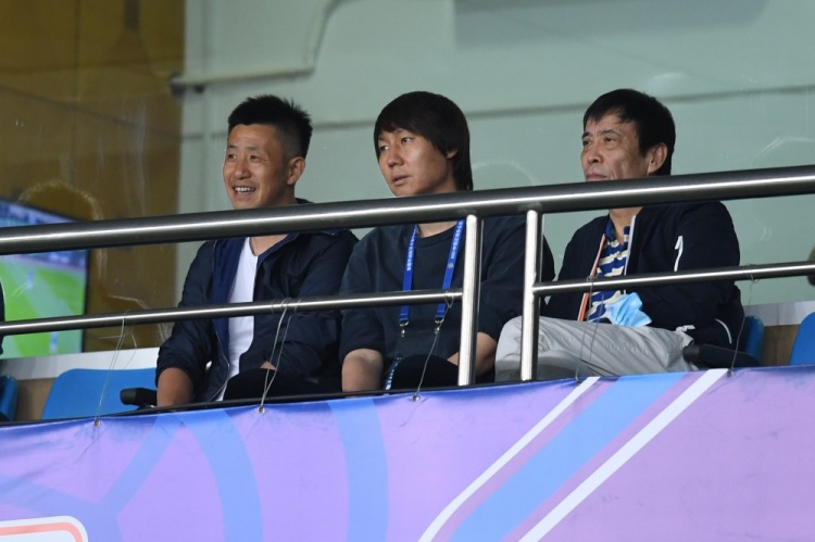 继续调查玩家！陈钰源和李铁出现在苏州体育中心 现场观看了上海德比