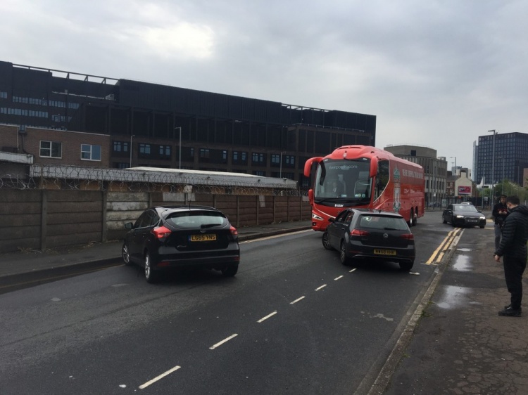 又发生了什么？利物浦巴士在去体育场的路上被车辆拦住了