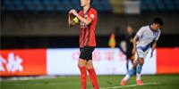 中超:奥斯卡两球上海港三球击败大连人