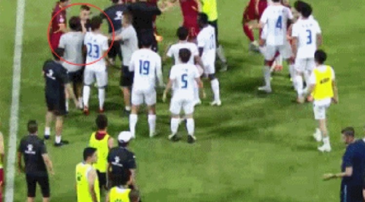 中国A球员被罚下场报复 教练组居然锁住裁判的喉咙！