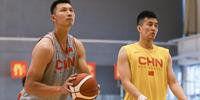 在备战中国男篮的比赛中 CBA本土兄弟易建联与郭同台竞技 赵奇伟加盟