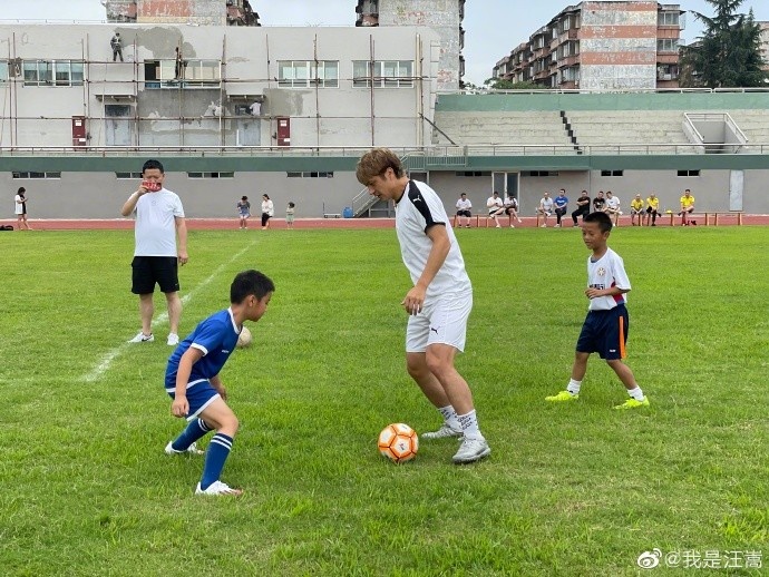 喜欢！王松去江油给凉山足球少年和当地儿童上足球辅导班