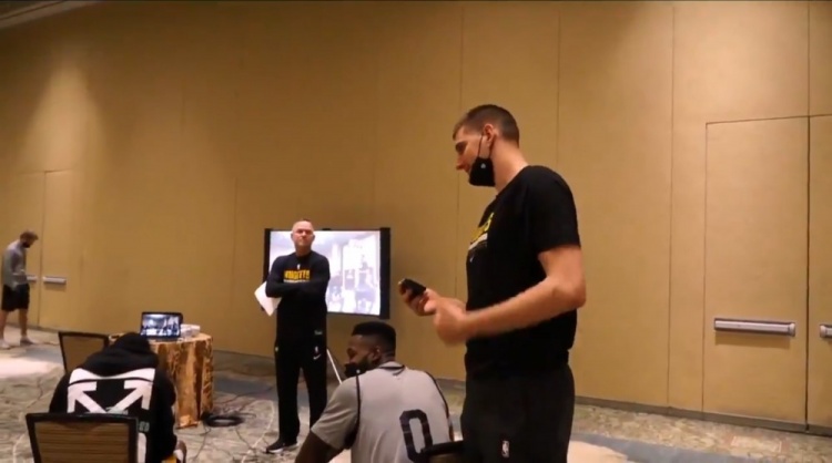 Jokic: MVP是个人荣誉 但是没有队友的帮助我做不到