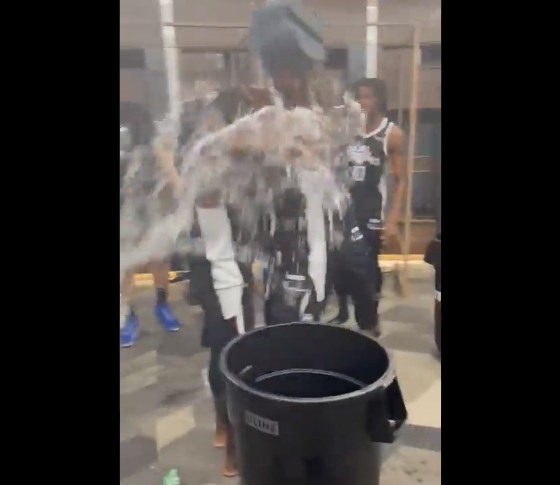 你是今晚斯台普斯最漂亮的男孩！曼恩在更衣室里被队友疯狂地浇了水