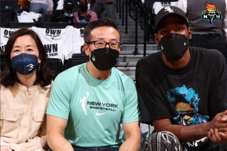 杜兰特和蔡崇信出现在巴克莱中心观看WNBA比赛