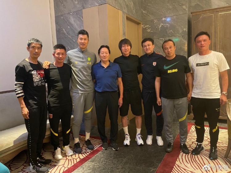 李铁和他以前的同学拜访朱:很少聚在一起 因为我们有同一个老师