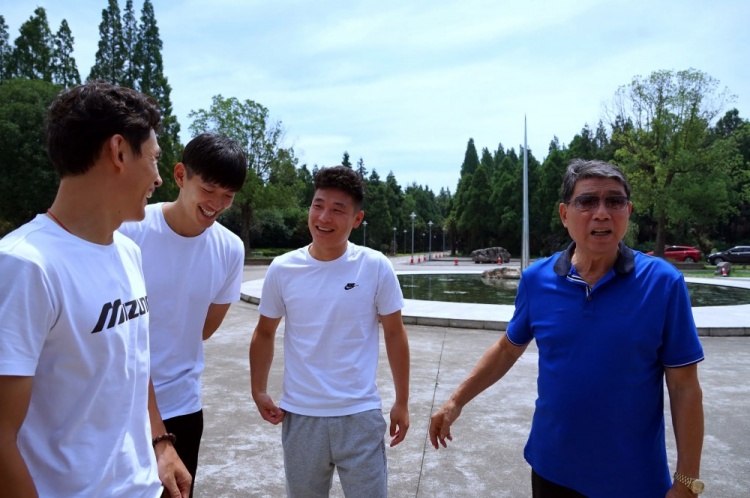 武磊徐根宝客座老师:根宝基地21岁生日快乐！