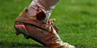 梅西被猛铲抢 脚踝流血 对手6张黄牌 梅西5次犯规