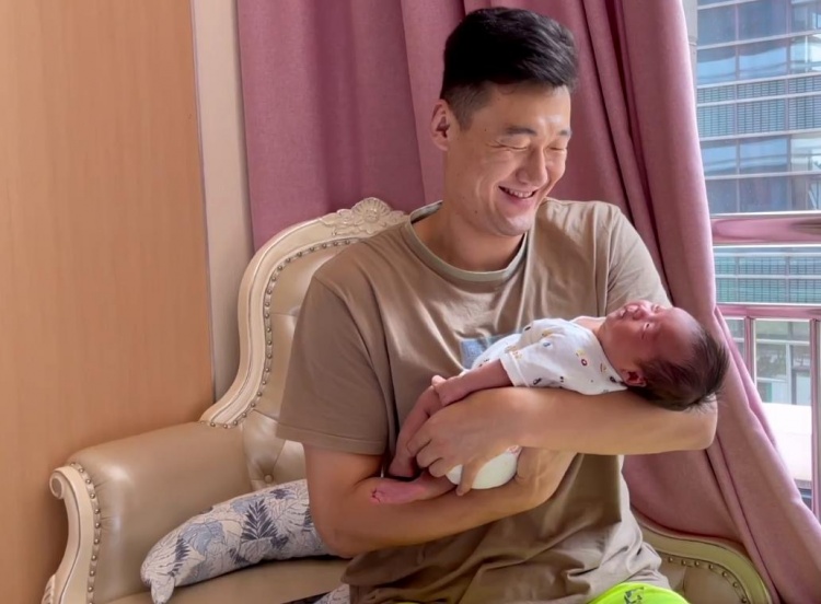 恭喜！广东男篮中锋苏伟的妻子生了三个孩子