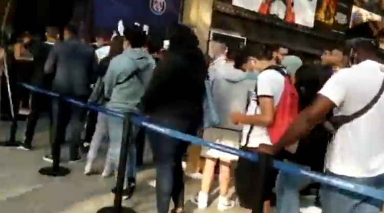 梅西效应！巴黎球迷在官方商店前排队购买球衣