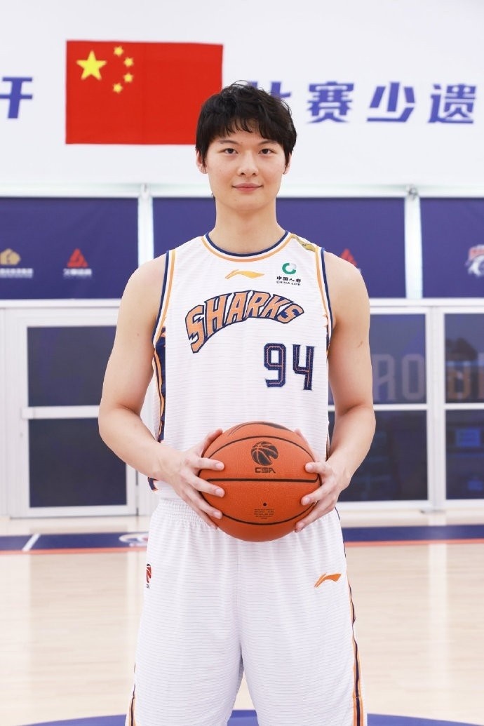 王哲林：新赛季争取打好每一场球 当上海男篮队长是我的荣幸