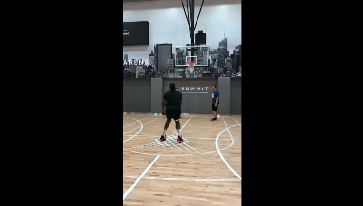 训练师晒哈登训练片段夸赞：哈登的启动和急停都太棒了