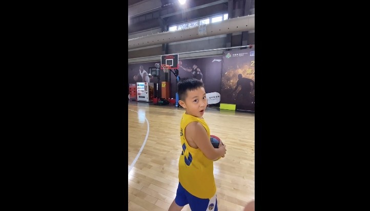 小学生回应小学生！中国小库里：库里你是我的英雄 勇士总冠军！