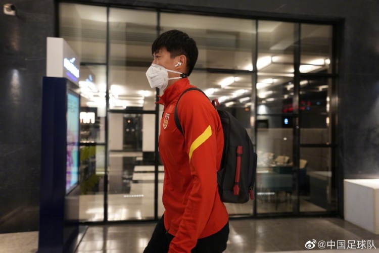 中国足球队：全队顺利抵达沙迦驻地酒店，正隔离等待核酸检测结果