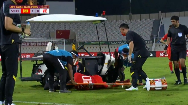 国足vs越南第60分钟王刚伤退，于大宝替补登场