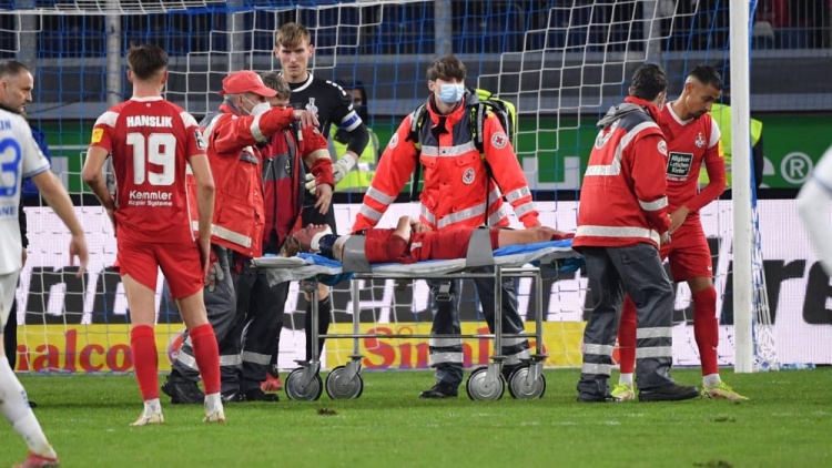 踢球者：格策弟弟时隔两月头部再次受伤，被送医时神志清醒