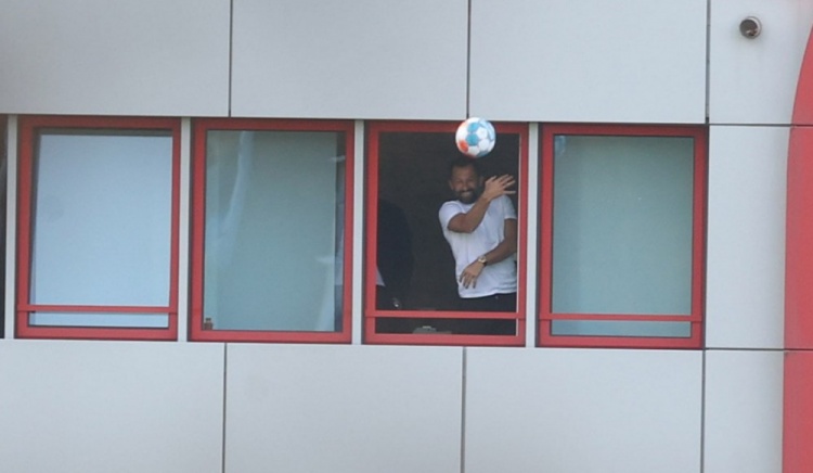 图片报：莱万基米希加练任意球，皮球飞进二楼萨利办公室