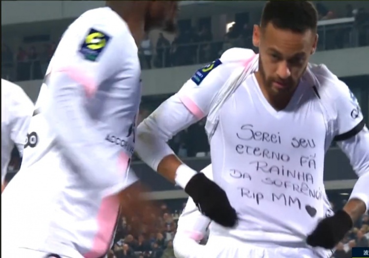 内马尔进球后露出T恤上的字，以缅怀不幸因空难逝世的巴西女歌星