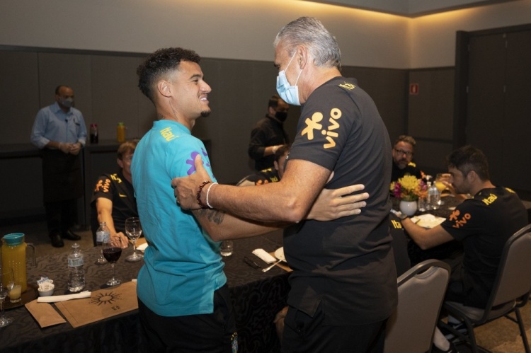 库蒂尼奥抵达巴西国家队，球员时隔一年再次重返国家队