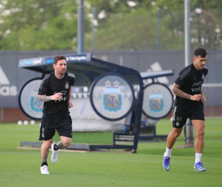 阿根廷国家队首堂训练课，梅西与帕雷德斯慢跑训练