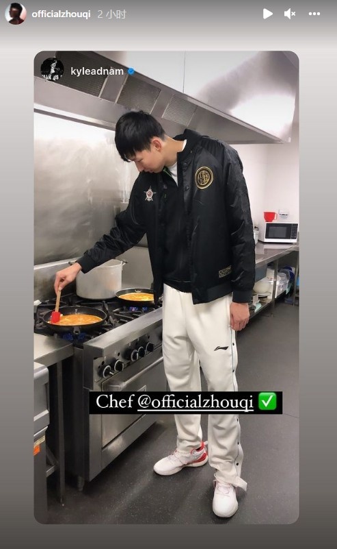 周琦凤凰队队友社媒晒周琦在厨房煎鸡蛋饼照片：大厨