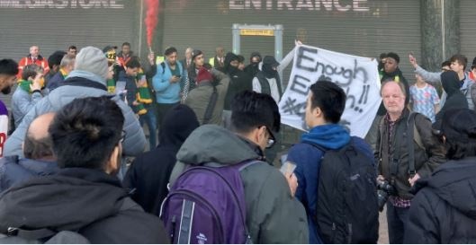 镜报：曼联球迷组织活动抗议格雷泽家族，只有约30人参加