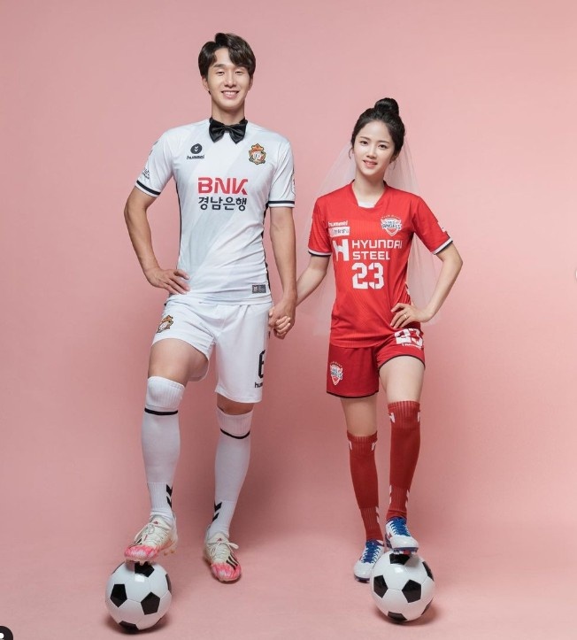 韩国女足球员李玟娥官宣：我和庆南FC选手李愚赫结婚了