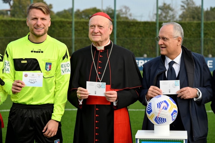 应教皇要求，因莫比莱执法慈善赛，比赛中还判罚了两粒点球