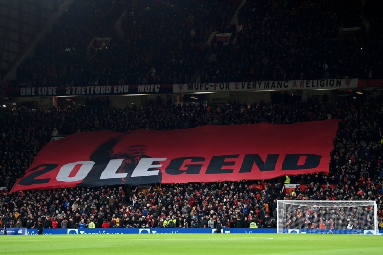 曼联主场打出支持索尔斯克亚TIFO：2OLEGEND