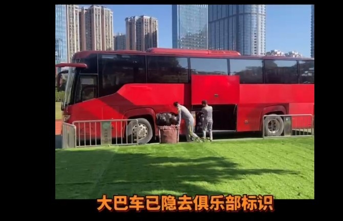 足球报：郑智亲自上场参与广州队训练 球队大巴车上队徽已被隐去