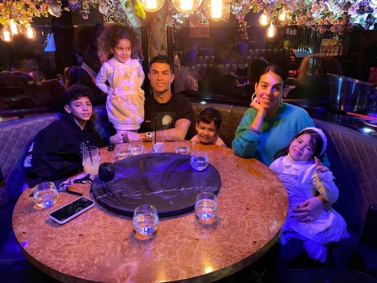 欧冠前的小放松，C罗与家人聚餐：My loves…❤️