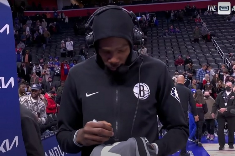 KD：活塞不像其他队那样频繁包夹我 我在努力利用自己的优势