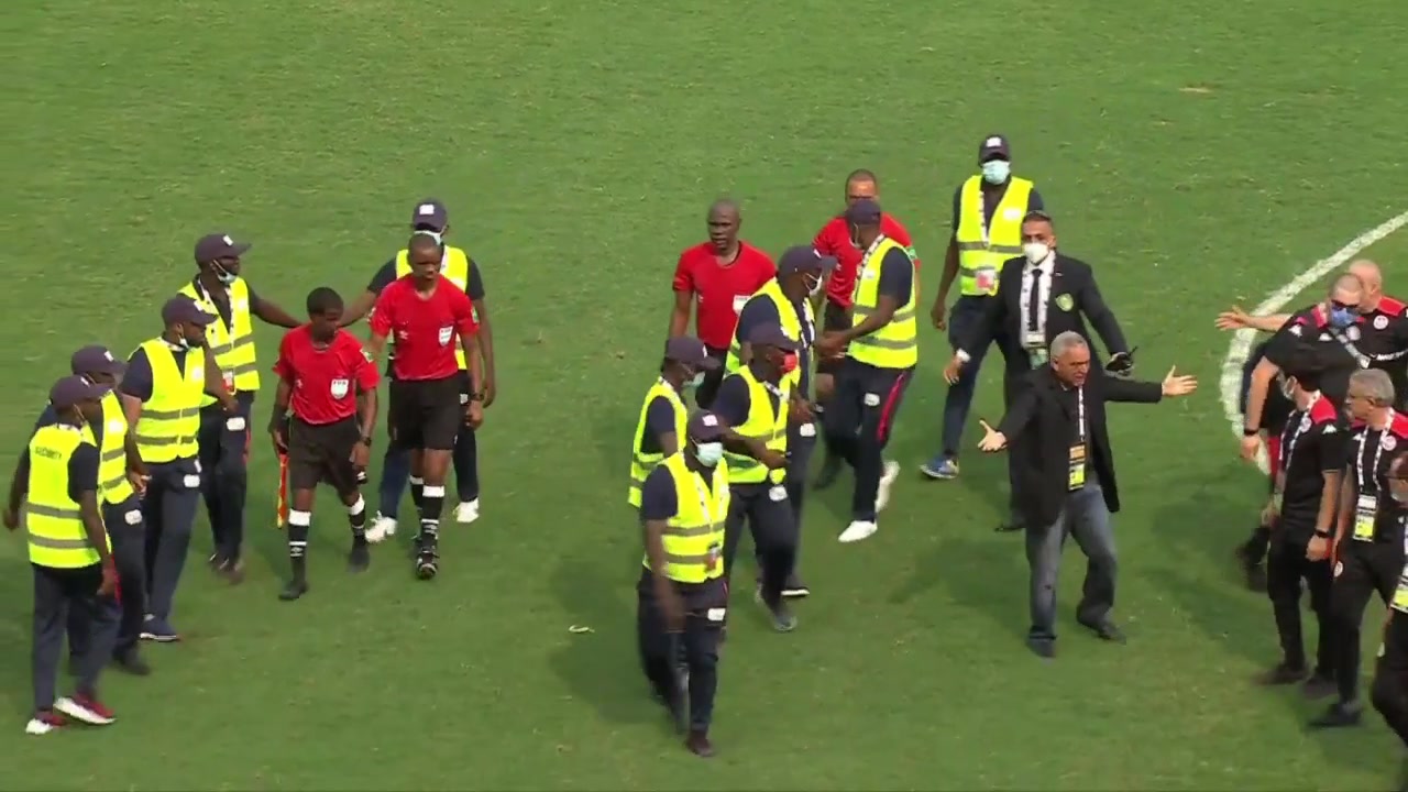 判罚引发争议！非洲杯裁判组被11名保安护送离场