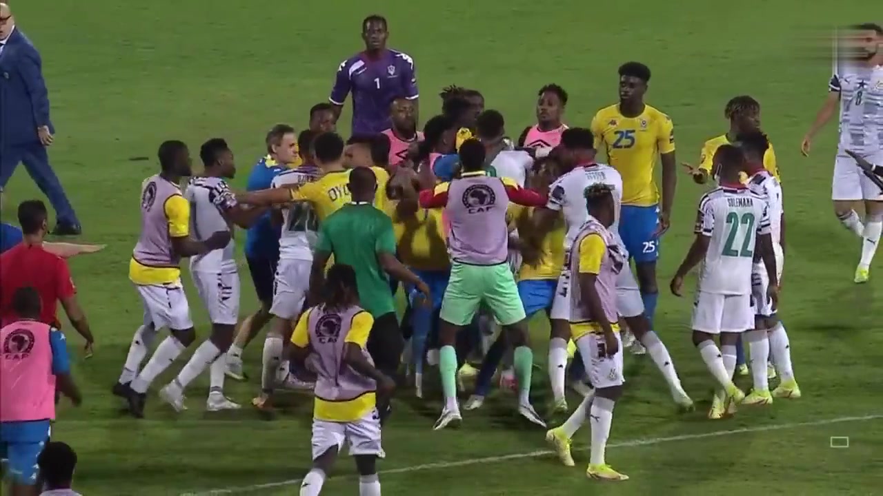 非洲杯加蓬不道德进球绝平加纳 赛后两队爆发大规模冲突