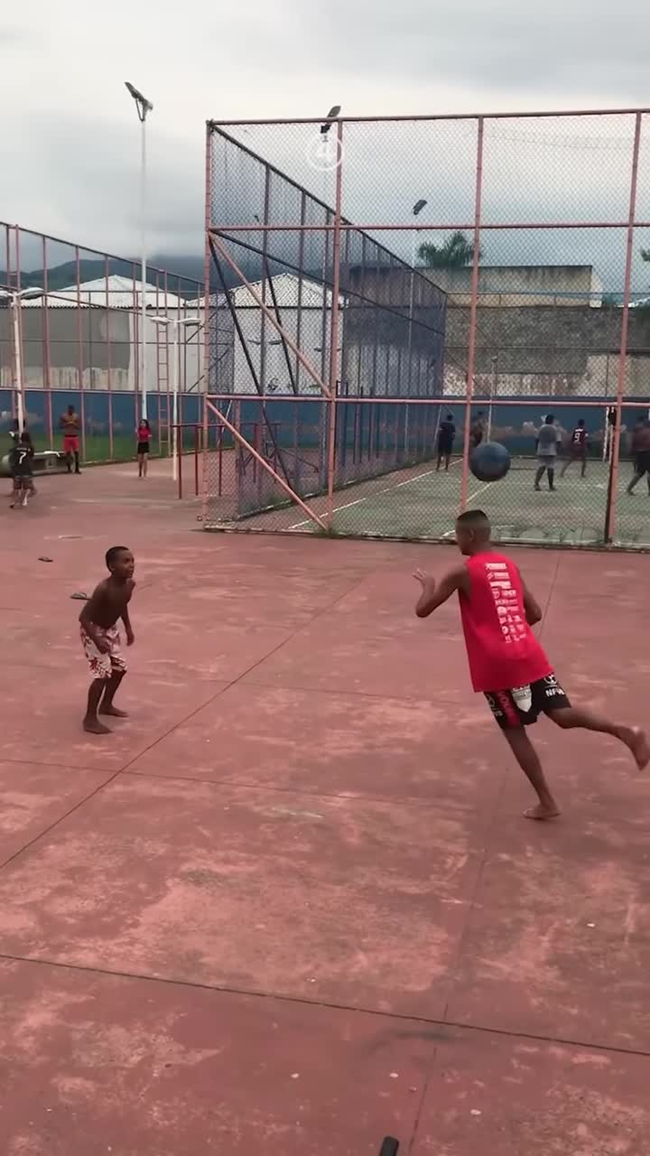 纯粹的热爱+种族天赋！巴西小孩街头大秀球技！