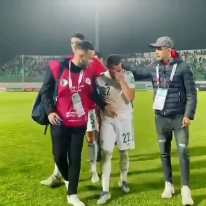 此前阿尔及利亚无缘世界杯，本纳赛尔伤心落泪