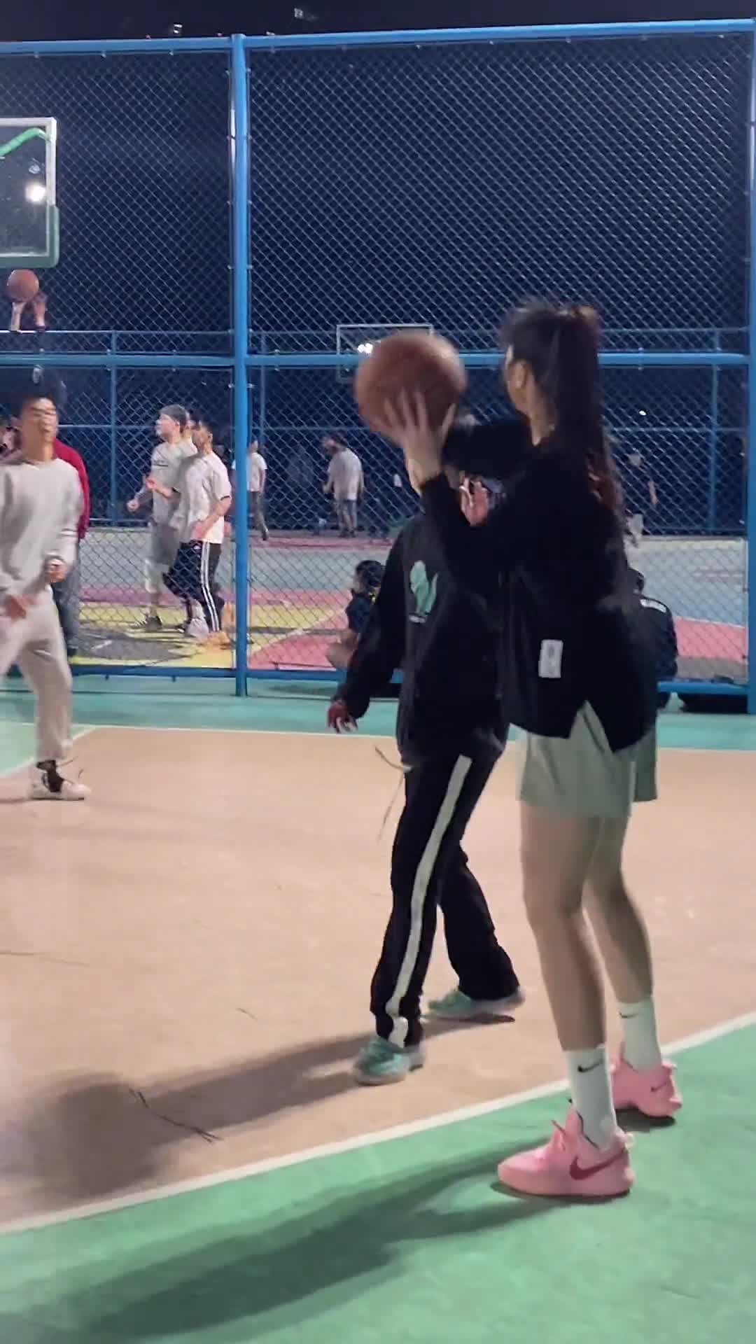 这位大长腿小姐姐的球技如何？
