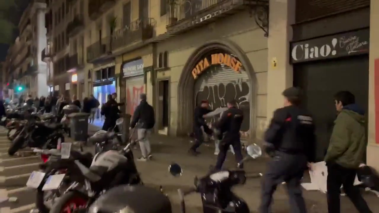 法兰克福球迷深夜在巴塞罗那搞破坏被警察棍打