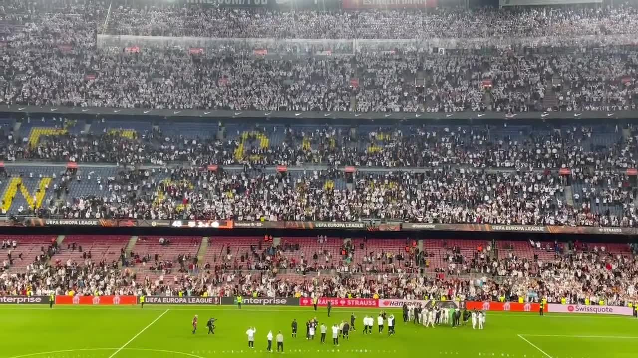 球迷狂欢！超3万法兰克福球迷在诺坎普庆祝球队晋级