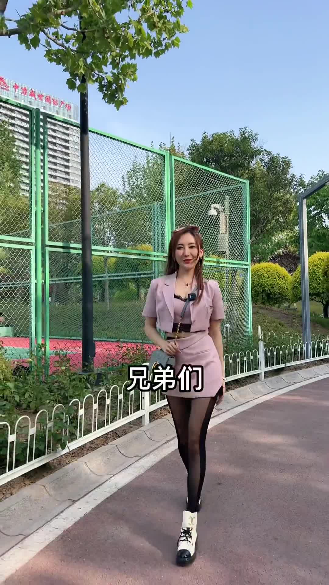 小姐姐穿黑丝入篮球场测试：听说场下有黑丝 人均詹姆斯？