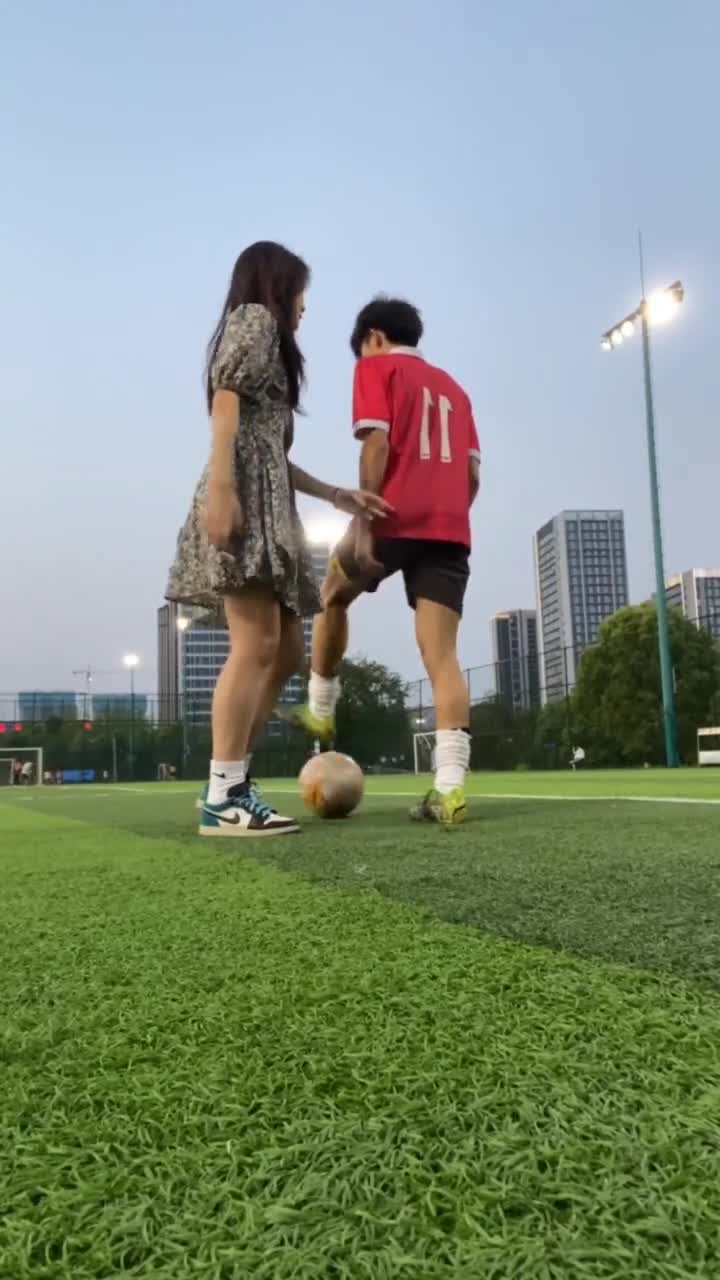小姐姐带你领略足球的顶级浪漫