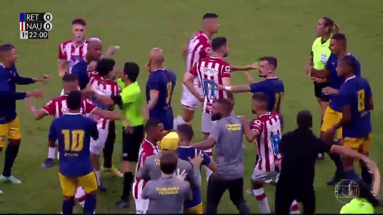 巴西赛场球员被出示红牌 暴怒后试图攻击女主裁