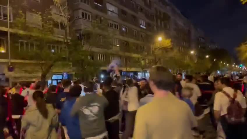 逆转功臣！库尔图瓦开车离开球场时 皇马球迷掌声欢送