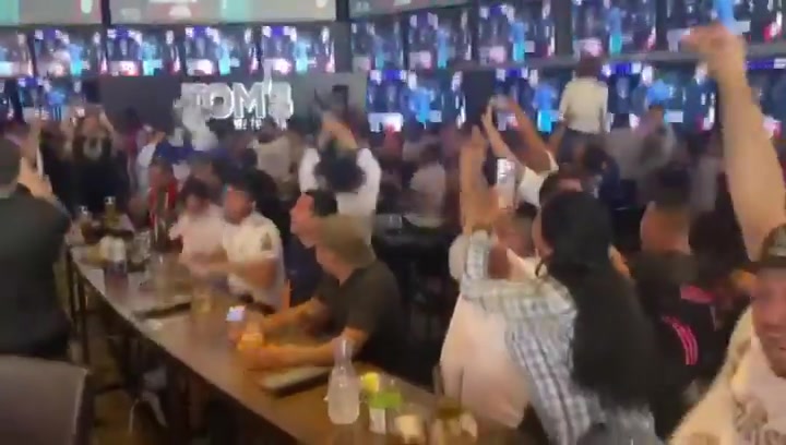 罗德里戈绝平！看看洛杉矶酒吧内的气氛