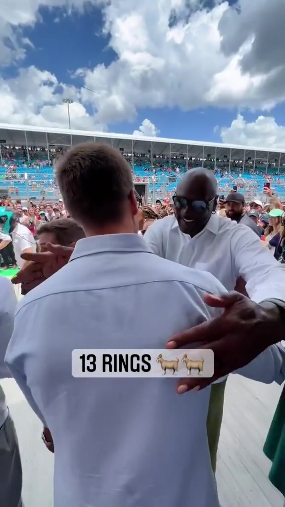 两位Goat戒指加起来13枚！乔丹与布雷迪在F1迈阿密大奖赛打招呼
