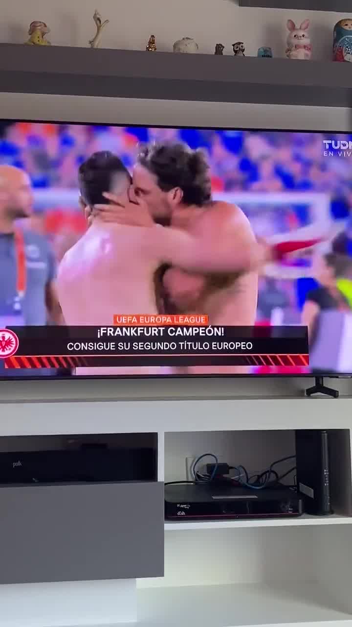 赛后法兰克福两球员激吻庆祝