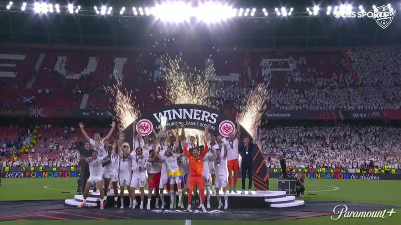 恭喜！法兰克福球员赛后疯狂庆祝夺得欧联杯冠军