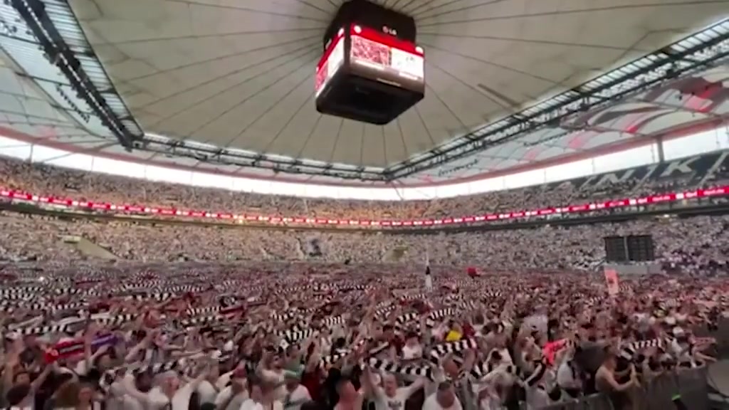 五万法兰克福球迷在主场通过大屏幕观看决赛
