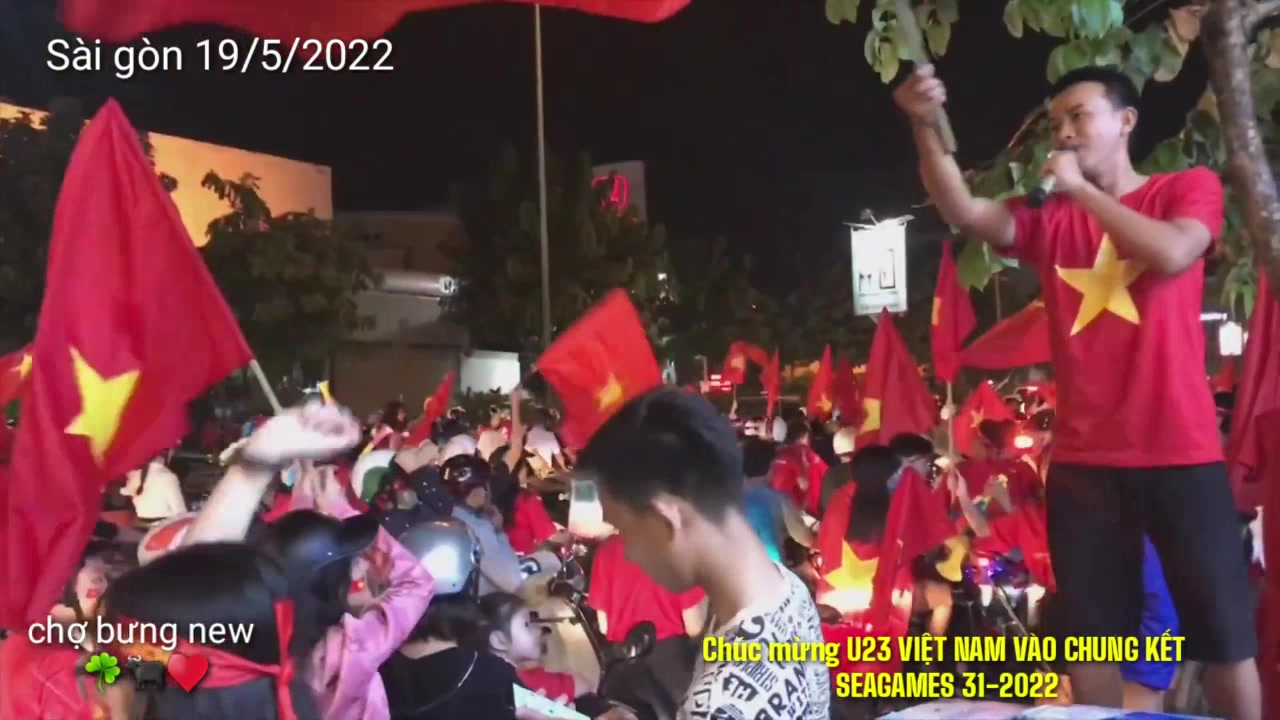 晋级东南亚运动会足球决赛！越南民众街头疯狂庆祝